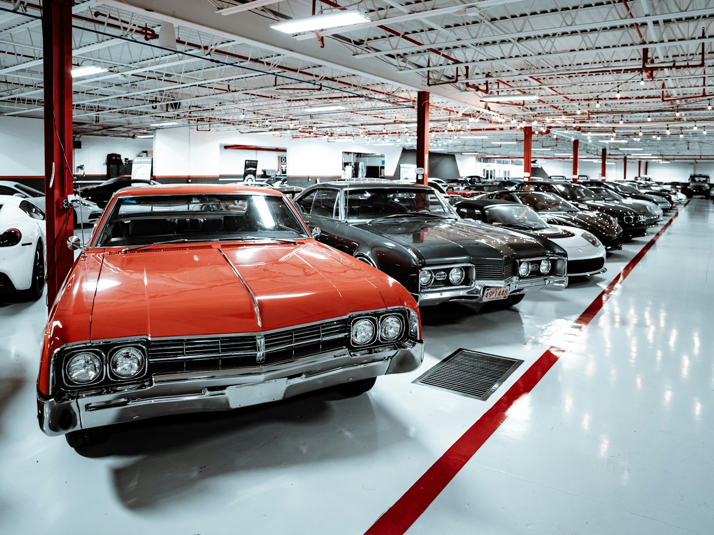 Vettura d'epoca rossa parcheggiata in uno showroom.